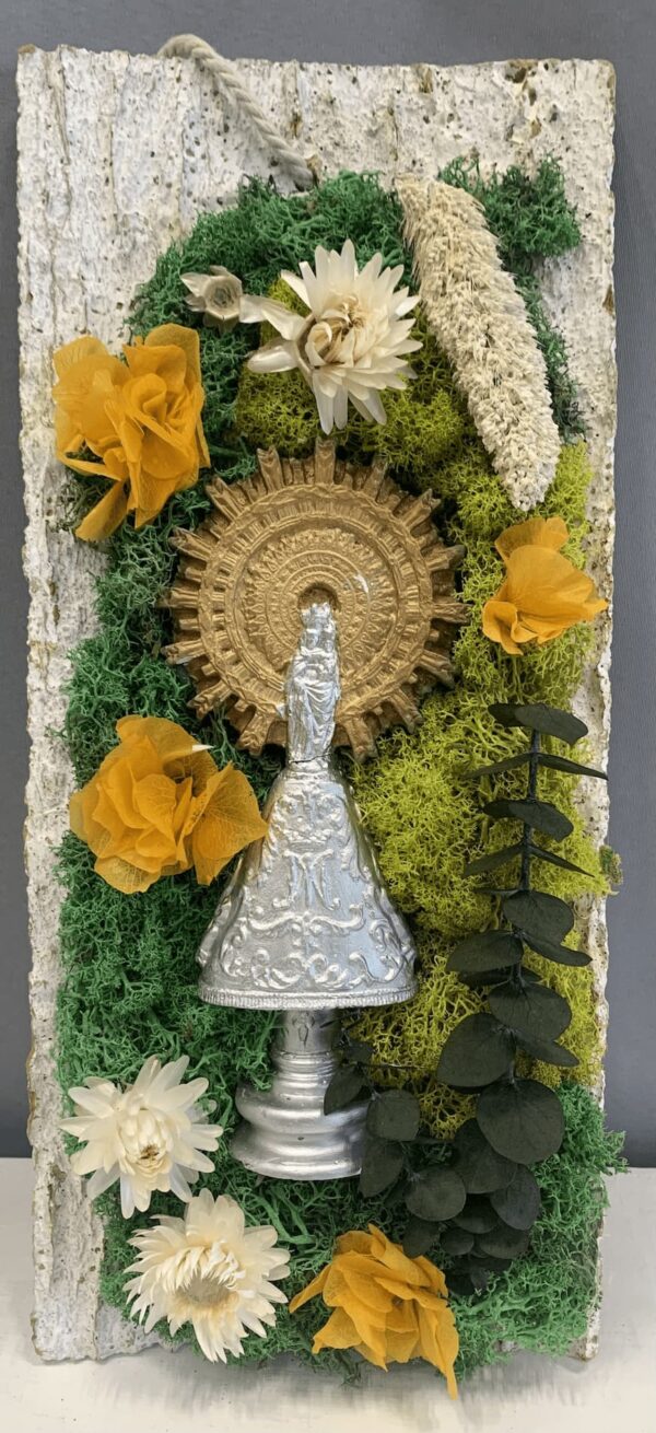 Virgen del Pilar con flores y musgo preservado