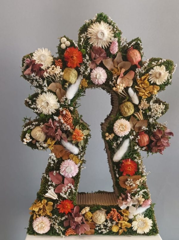 Virgen del Pilar con flores y musgo preservado