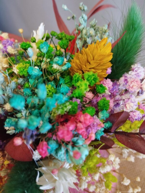 Árbol en miniatura con flores preservadas