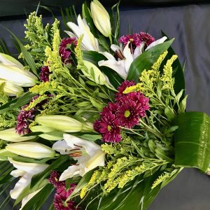 Ramo natural de crisantemos, lilium y rosas