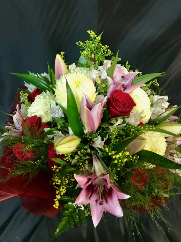 Ramo natural de crisantemos, lilium y rosas