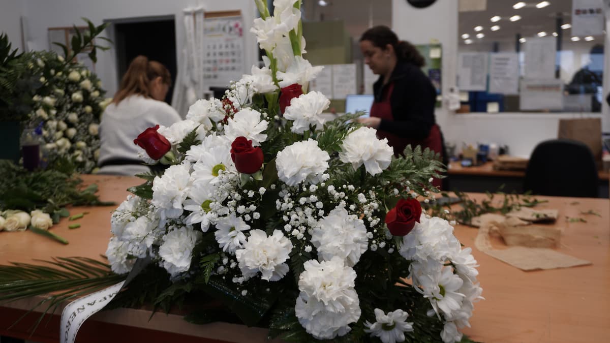 Centro de flores blancas para un funeral