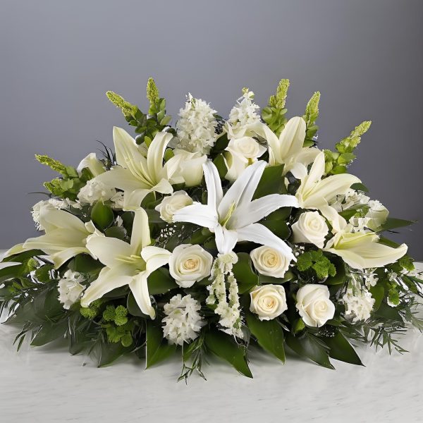 Centro funerario de lirios y rosas blancas