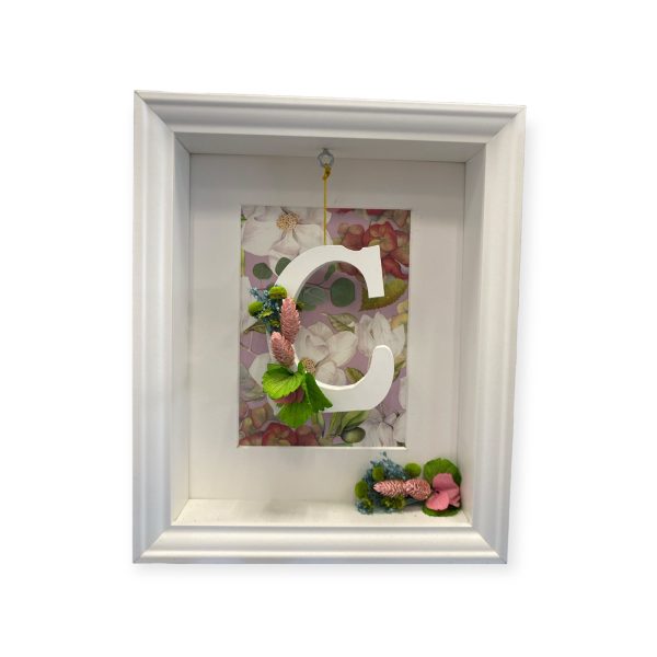 Cuadro con letra y flores preservadas