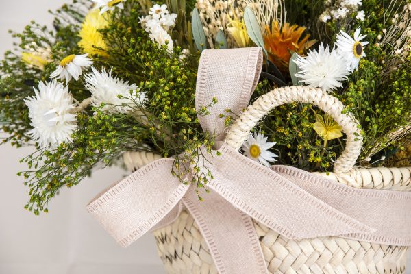 Cesta de flores preservadas silvestres