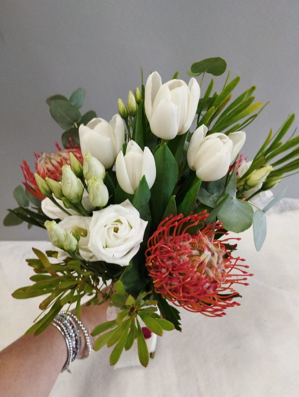 Ramo de flores naturales para novia con tulipanes y rosas