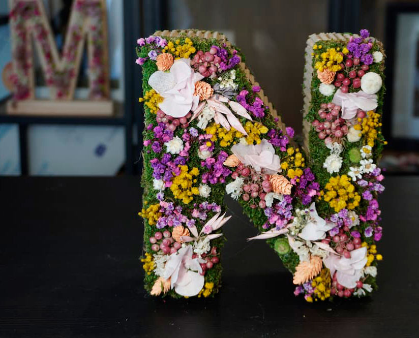 Letra N para regalo hecha con flores