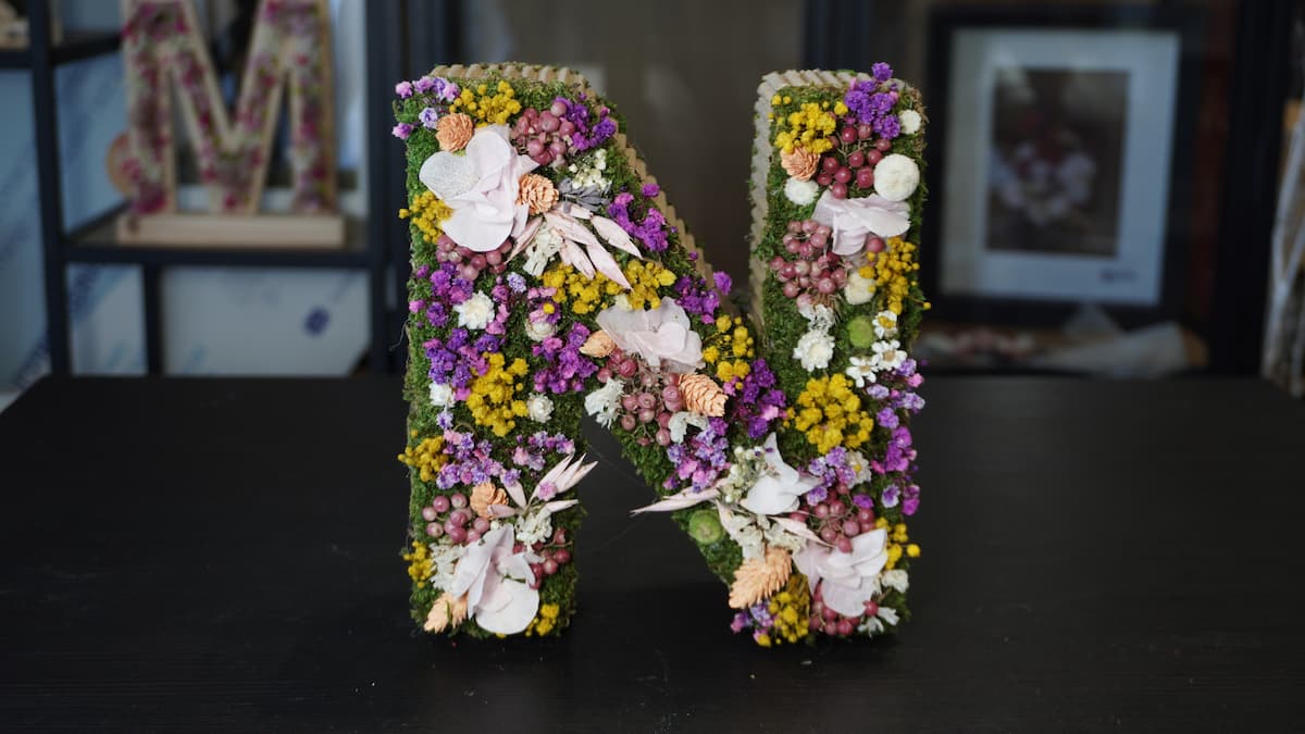 Letra N para regalo hecha con flores