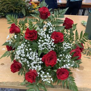 Centro de flores natural con rosas