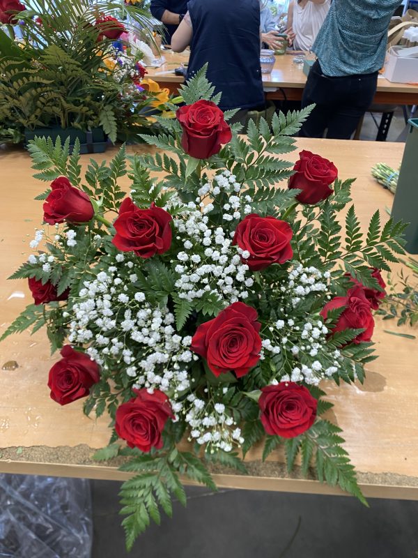 Centro de flores natural con rosas