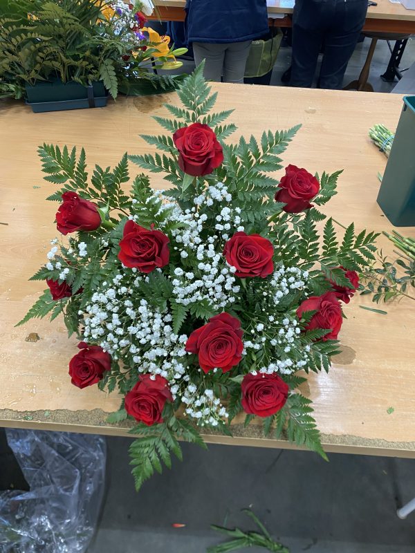 Centro de flores natural con rosas