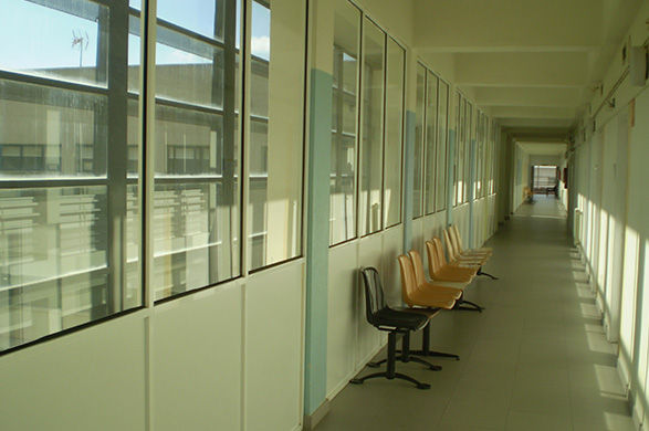 pasillos de una unidad de media estancia de salud mental